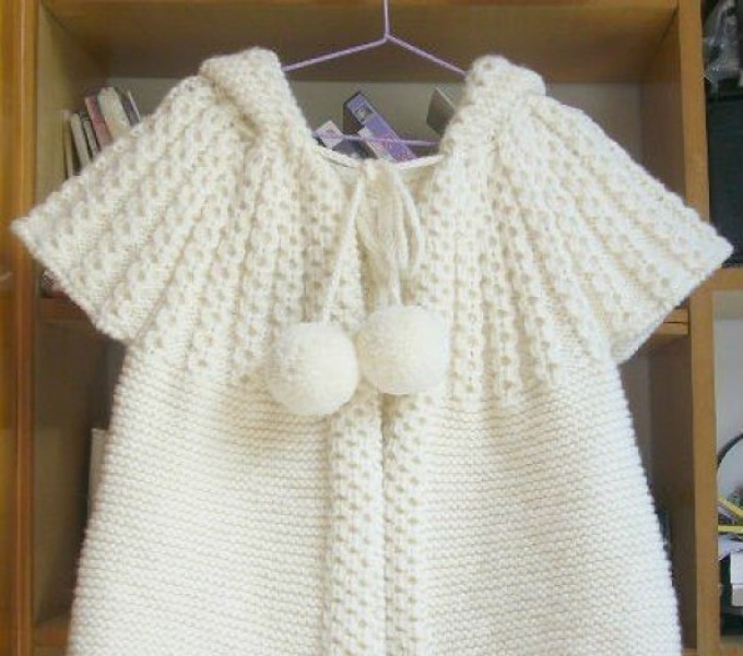 Beau gilet pour enfants à la mode pour une fille blanche avec une capuche avec des aiguilles à tricot: diagramme, motif, description