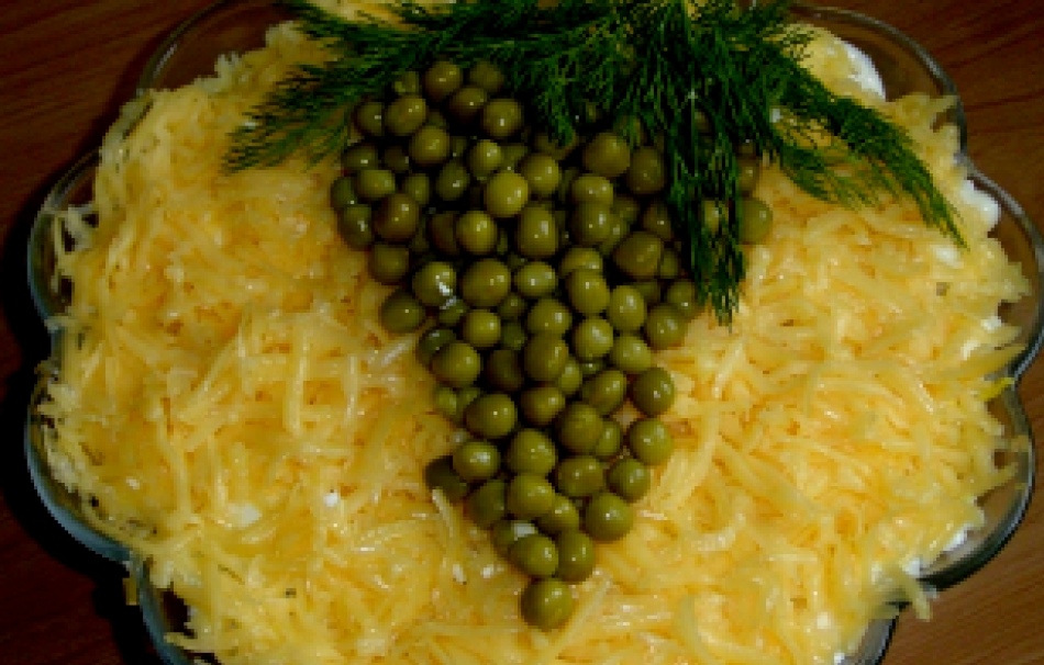Saláta gyengédség olvasztott sajttal és kolbászgal