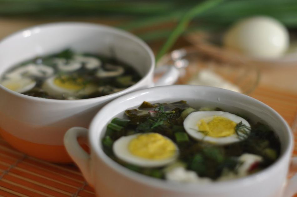 Soupe aux champignons avec de l'oseille