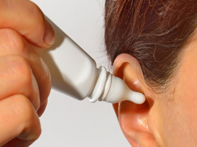 هل من الممكن أن يتنقل بيروكسيد الهيدروجين في الأذن ، وشطف أذنيه ، وأذن الأذن ، وتنظيف أذنيك؟