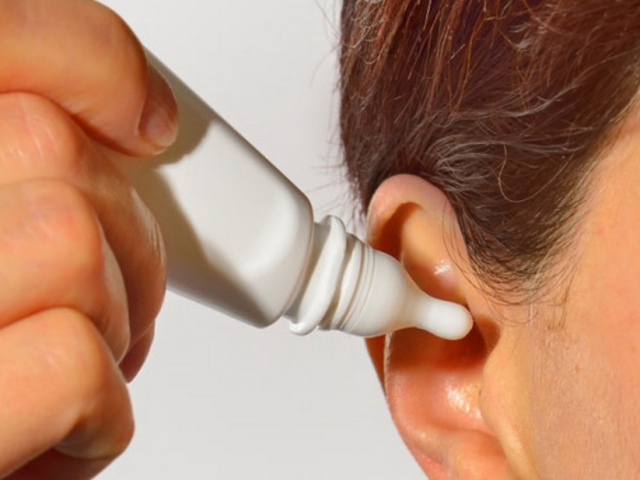 Is it possible to drip hydrogen peroxide in the ear, rinse its ears, ear cork, clean your ears?