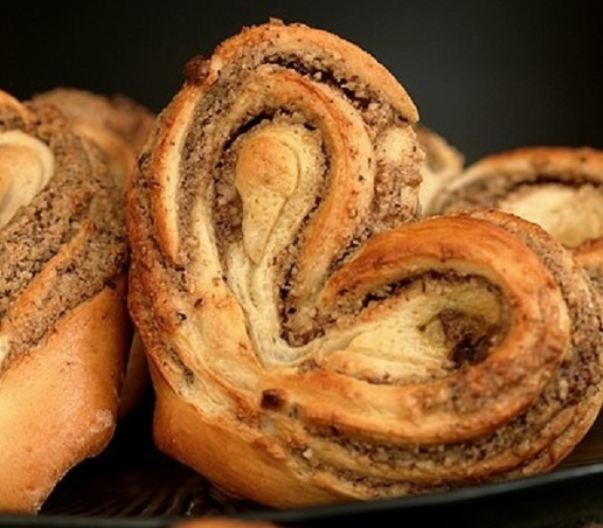 Such buns in the shape of a heart will help cinnamon show their magical properties