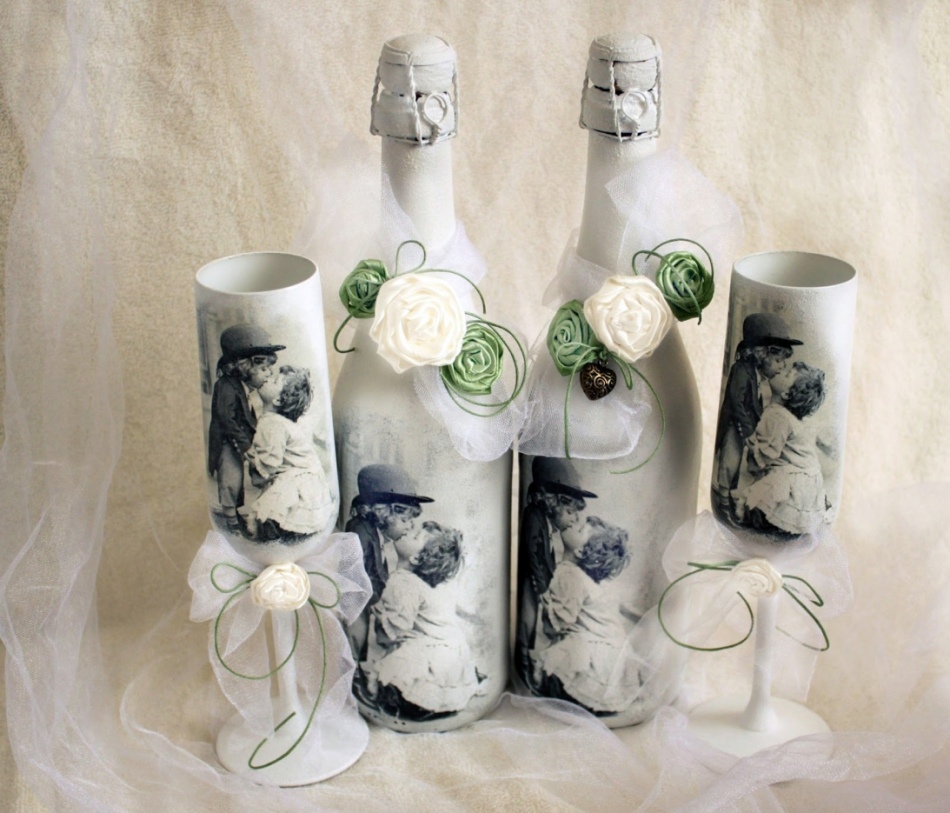 These are cute bottles and glasses decorated with napkins for decoupage, ribbons and flowers