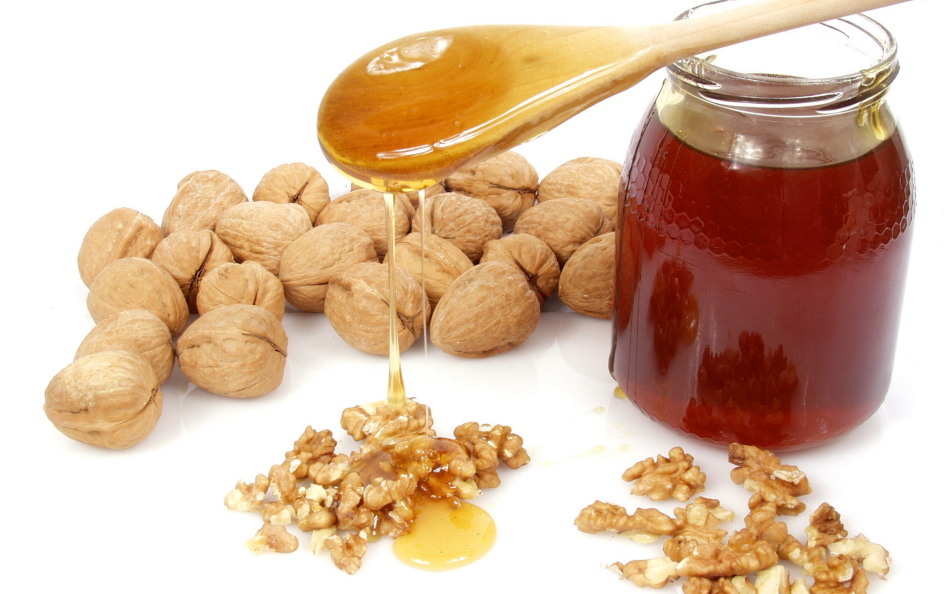 Мед и орехи можно вводить в рацион кормящей мамы после полугода