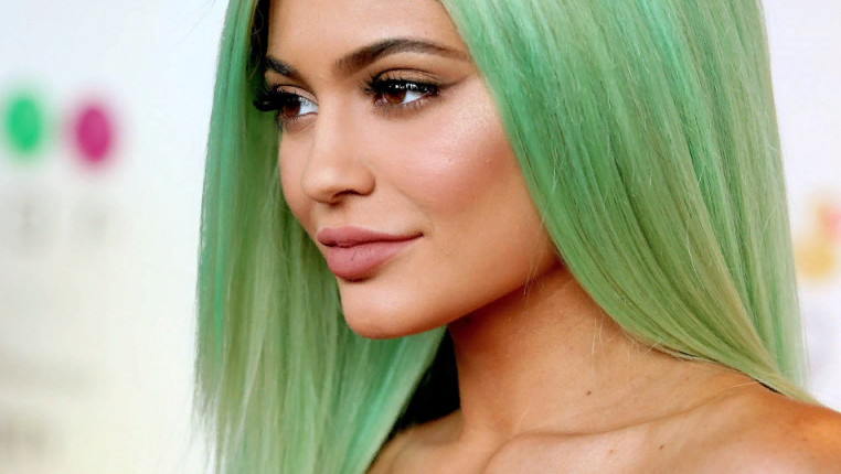 Оттенок зеленого цвета волос