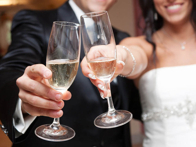 Mengapa suami dan istri saya tidak dapat mendengkur gelas terakhir saat Anda minum: tanda -tanda