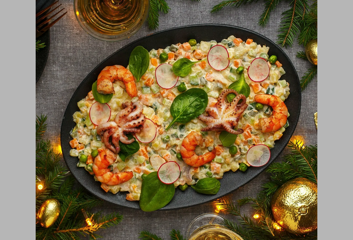 Salade de poisson aux crevettes sur la table de vacances du Nouvel An 2023