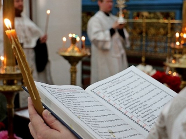 Llega a la iglesia para un funeral: signo