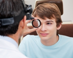 Warum bei Erwachsenen und Kindern eine Konjunktivitis auftritt: die Ursachen und Wege der Übertragung der Krankheit. Was kann bei Menschen konjunktiviert werden: Spezies, Symptome. Welche Komplikationen können bei Erwachsenen und Kindern bei einer Bindehautentzündung sein?