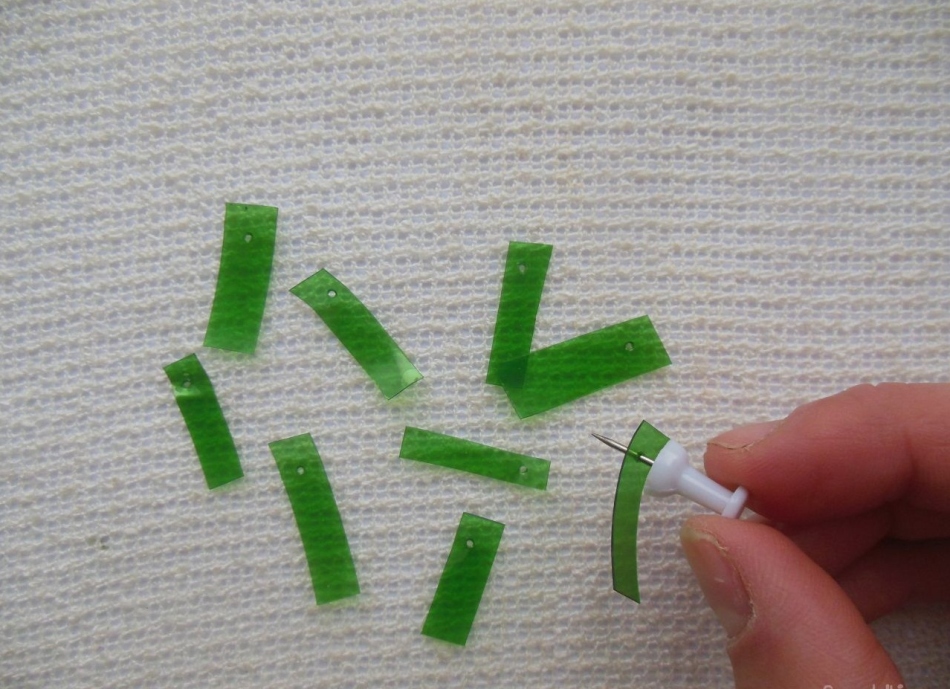 A műanyag palackból származó pálma-válasz minden egyes levélén lyukak készülnek
