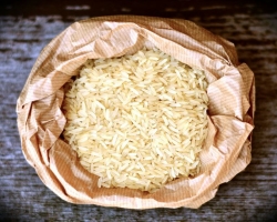 Comment déterminer: le vrai riz ou faux? Comment distinguer le riz en plastique chinois du présent à la maison: tests
