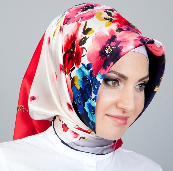 Красивая мусульманка в платке (1)