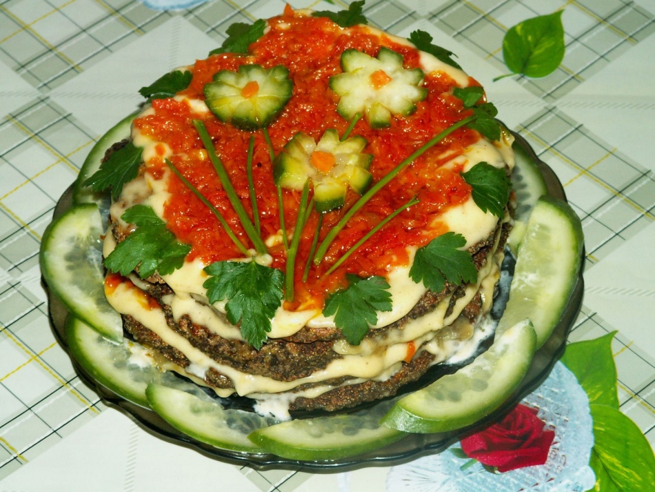 Κέικ ήπατος: νόστιμη συνταγή από το ήπαρ βοδινού σε στρώματα με φωτογραφία