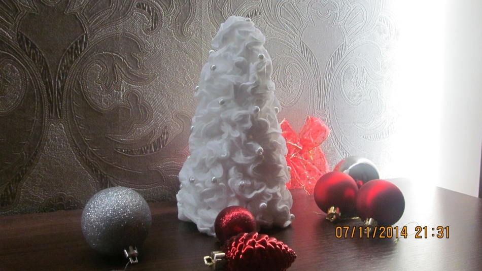 Bujno in voluminozno božično drevo iz bombažnih blazinic
