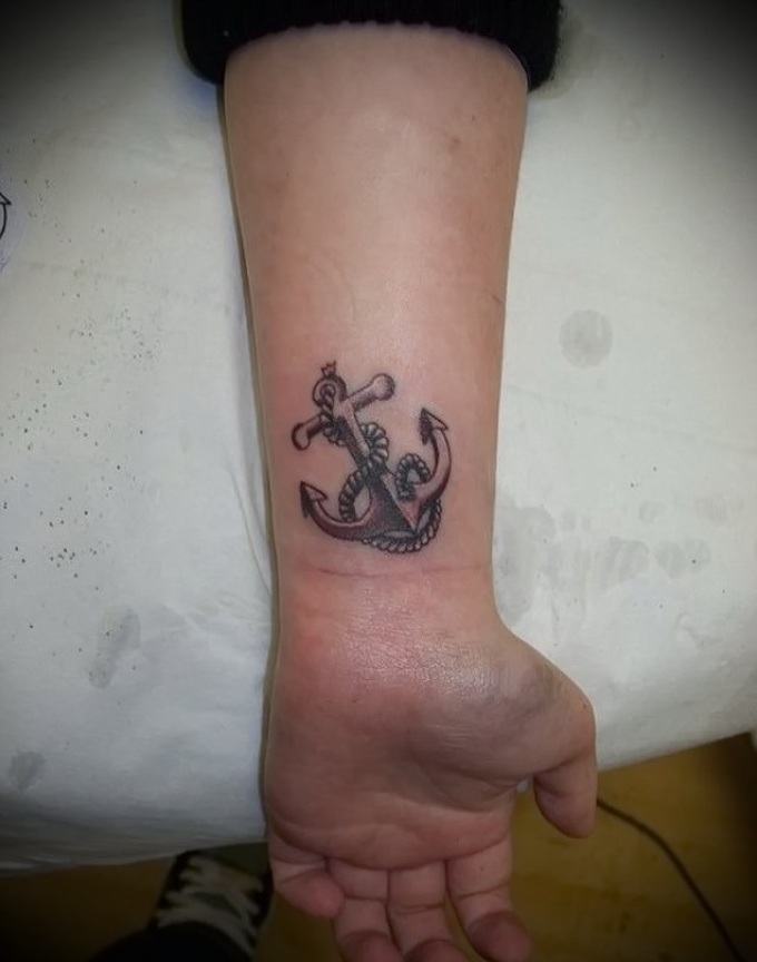 The anchor-tattoo symbolizes the desire for freedom