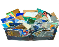 Lehetséges -e hitel- és betéti kártyákat viselni a pénztárcában? Hol kell viselni hitelkártyákat?