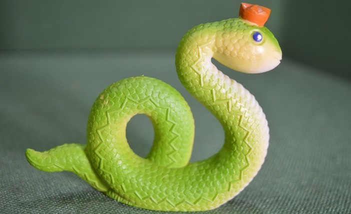 Такая модель змеи подойдет для украшения торта
