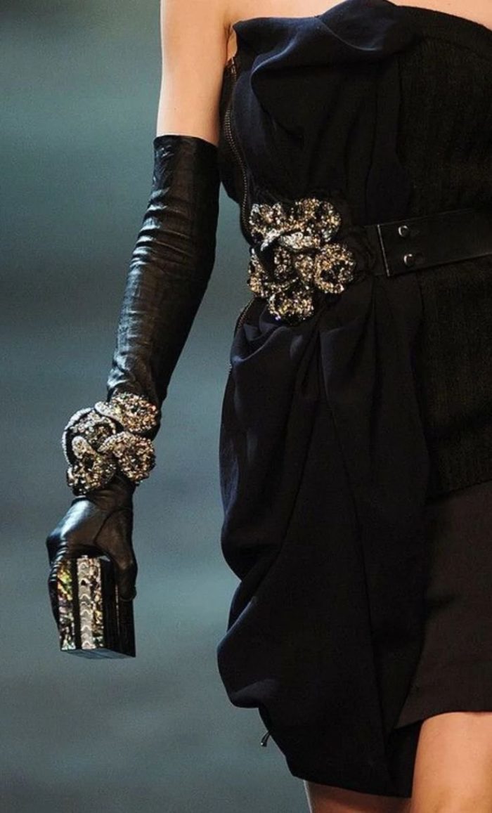 Подобрать к черному платью такие перчатки - удачно, если их украсить так же, как и пояс