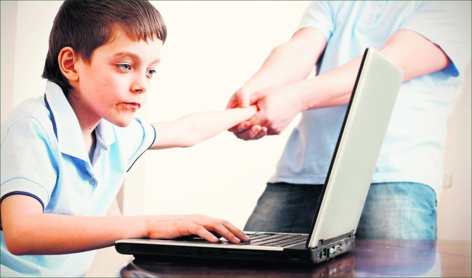 Ο πατέρας προσπαθεί να τραβήξει τον γιο του από την οθόνη του φορητού υπολογιστή