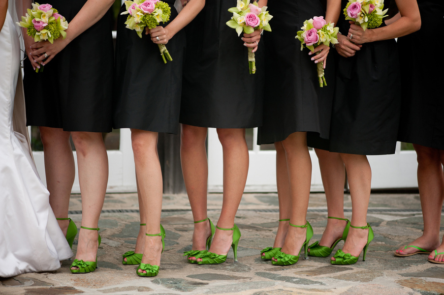 Подобрать к черному платью зеленые туфли - отличная идея, так как зеленый цвет придаст некоторую "сочность"