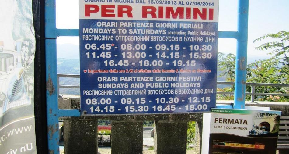 Urnik avtobusa na postanku v Riminiju v Italiji