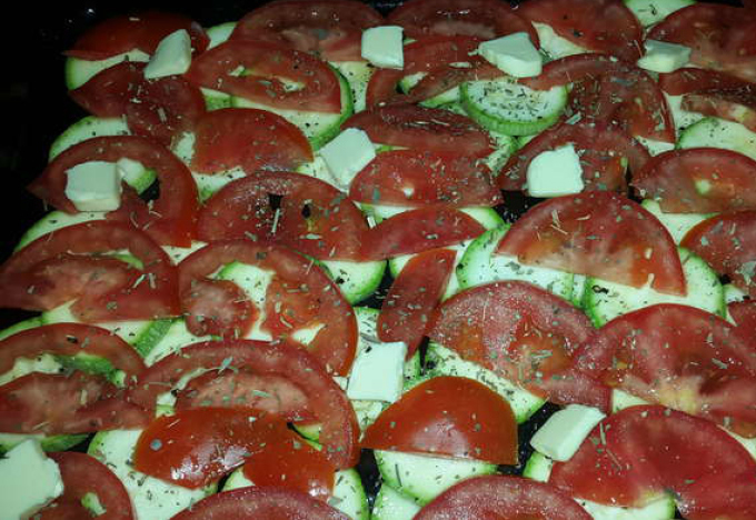 Zucchini panggang dengan tomat dan keju di dalam oven: Letakkan di atas loyang