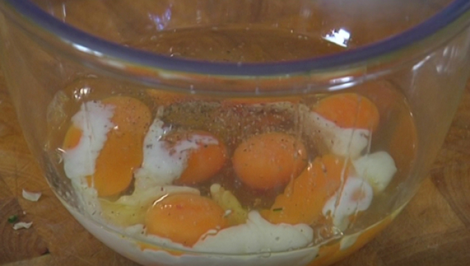 Omlet rulett sonkával vagy szalonnával: Keverje össze az omlett összetevőit