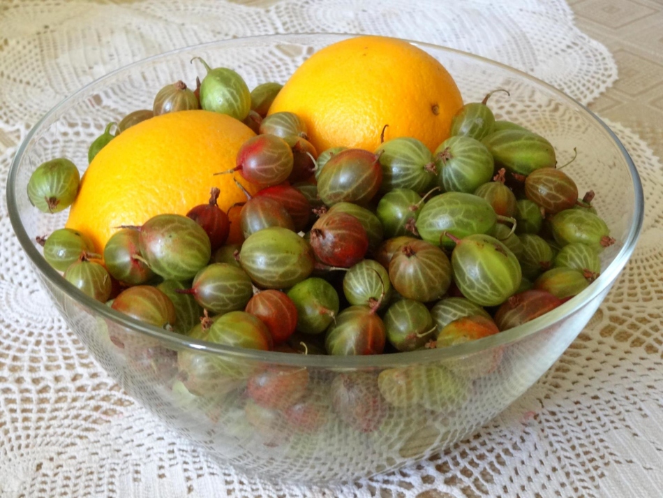 Selected gooseberries and lemons for picking sauce for the winter
