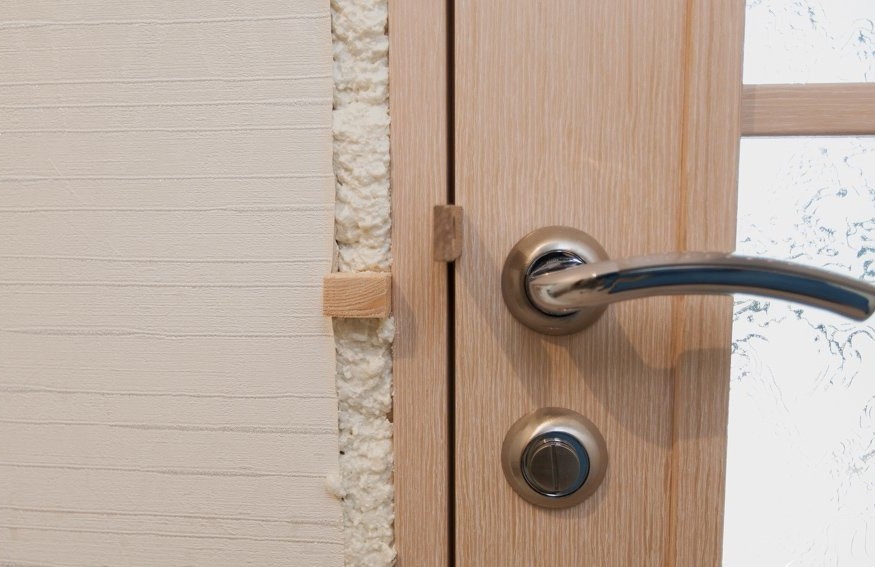 Как и чем отмыть побелку с деревянной и металлической двери без разводов?