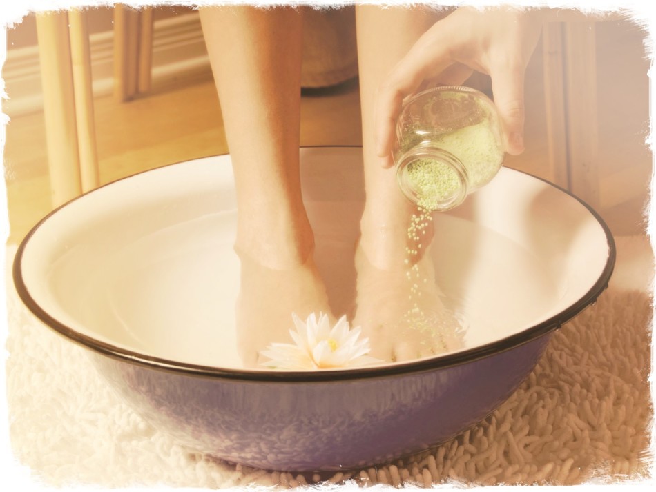 Baths with salt - an excellent tool to strengthen your nails and get rid of varicose veins
