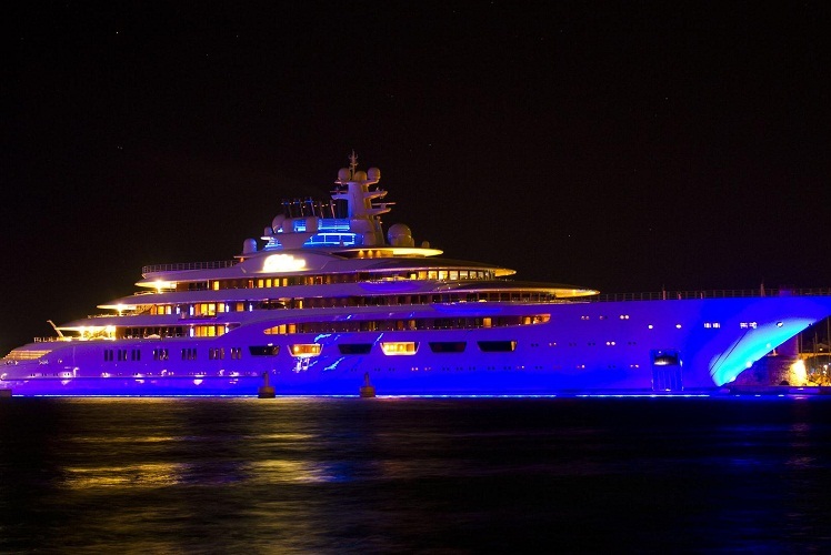 Il est impossible de quitter les yeux du yacht la nuit, car il brille avec diverses lumières vives