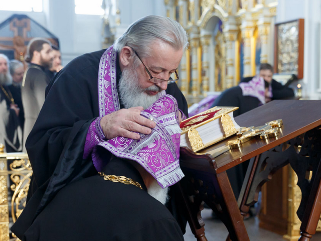 ¿Cómo comenzar a confesión, subiendo al sacerdote? ¿De qué palabras comienza y termina la confesión? ¿Cómo hola con un sacerdote en confesión? ¿Qué pregunta el sacerdote en confesión?