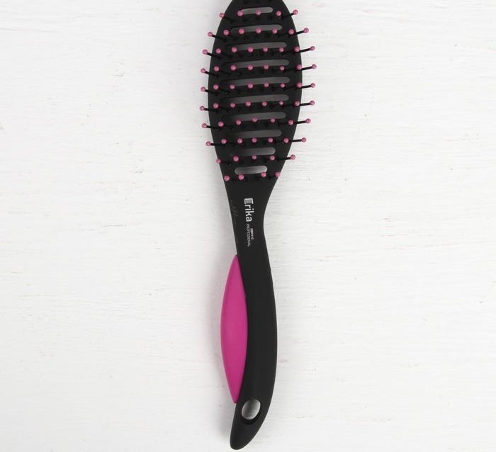 The nylon comb, according to experts, is suitable for everyone