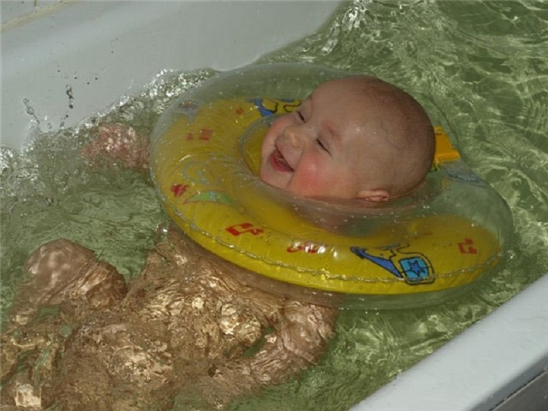 Обратите внимание, как дети счастливы во время купания