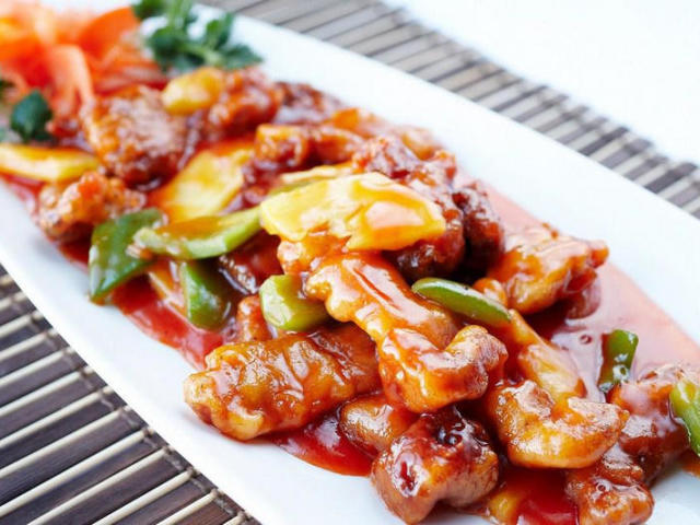 Kako kuhati svinjino v sladki in kisli omaki v kitajščini: najboljši recepti. Svinjina, pečena v sladki in kisle omake z ananasom, zelenjavo, rižem, poprom, arašidi, sezamovimi semeni, gobami, šampinom, funhozo, krompirjem, v testu: recept