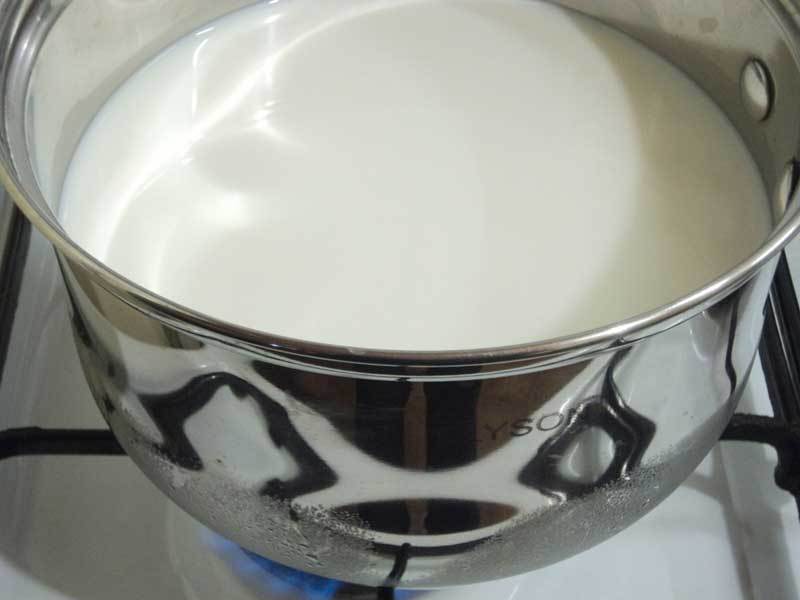 A tejet egy rozsdamentes acél serpenyőbe öntik forráshoz