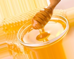 Acqua di miele: benefici e danni, ricette per l'uso dell'acqua del miele per la perdita di peso, pulire il corpo, il viso, i capelli, le controindicazioni, le punte e le recensioni