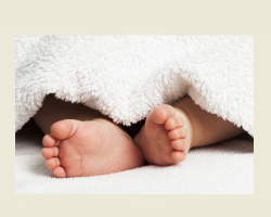 L'enfant a une peau épluchante sur les pieds: raisons, que faire?