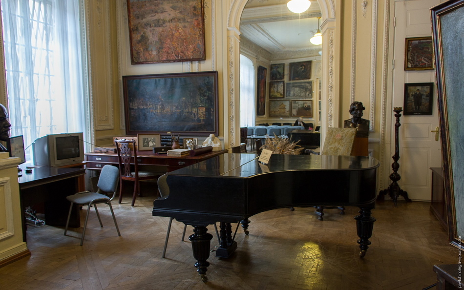 В этих залах, ныне принадлежащих квартире-музею, некогда проводились концерты и чтения литературы
