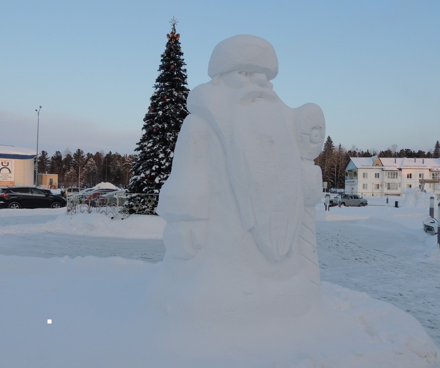 Фото готовой фигуры деда мороза из снега, пример 4