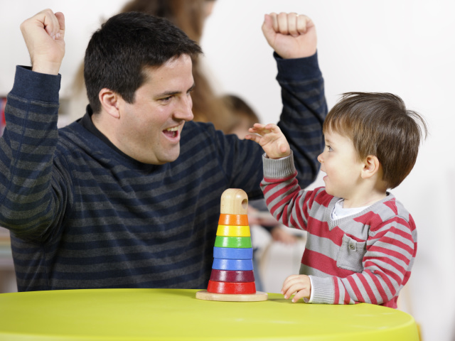 Cómo alabar a un niño correctamente: consejos para los padres del niño, niñas