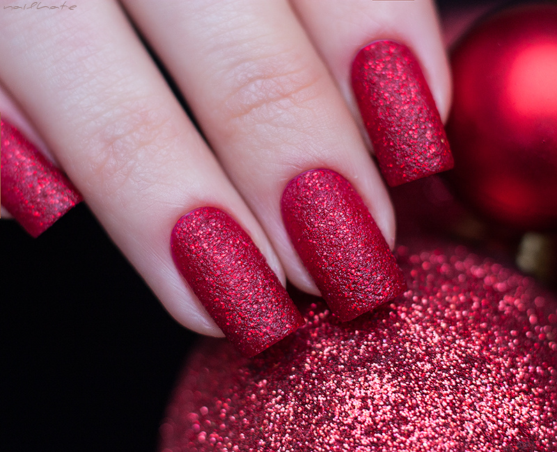 Red manicure with sparkles