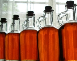 How and on how to insist moonshine for taste, aroma, colors: recipes, tips