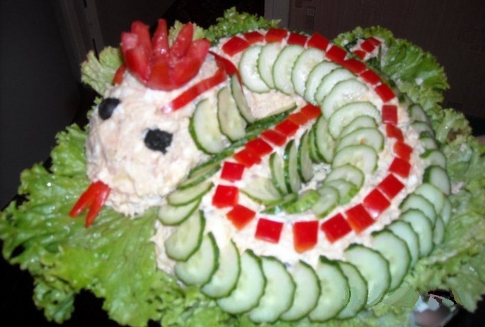 Так можно выложить салат в виде змеи