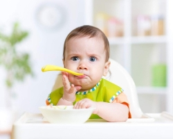 Comment apprendre à un enfant à manger avec une cuillère par vous-même: termes, appareils, conseils