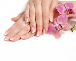 Manicura premium brasileña en el salón y en casa. Guantes para la manicura brasileña y el remedio de la cutícula