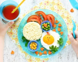 Lo que se puede preparar en el verano para un niño durante 2 años en el calor: recetas para platos para el almuerzo del desayuno, la cena