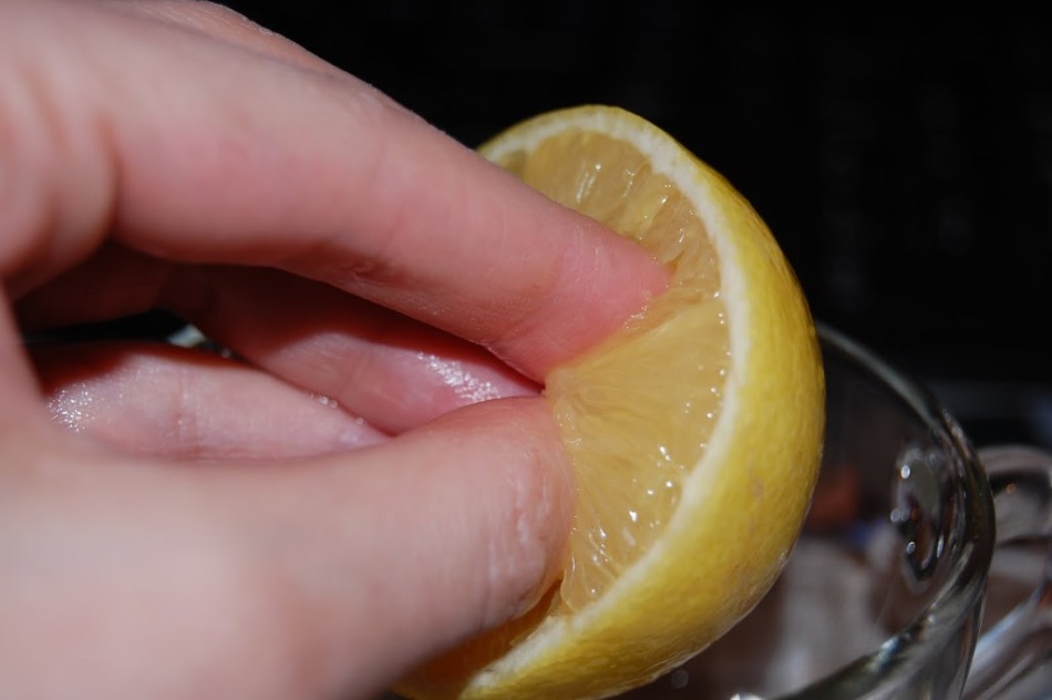 Grooussez rapidement, sain, sain, fort et beau sur les bras et les jambes aideront le jus de citron
