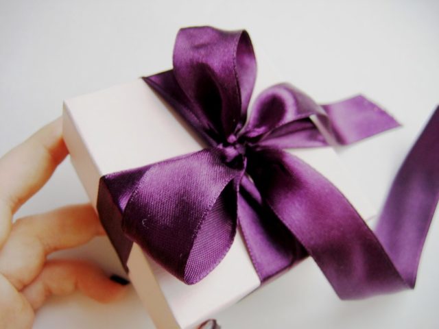 Comme c'est magnifiquement attacher un ruban sur une boîte avec un cadeau: idées, motifs, photo