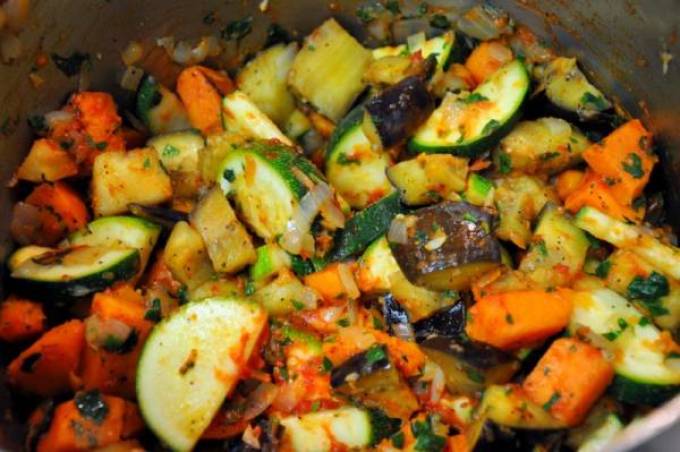 Rebusan sayuran dengan terong dan zucchini